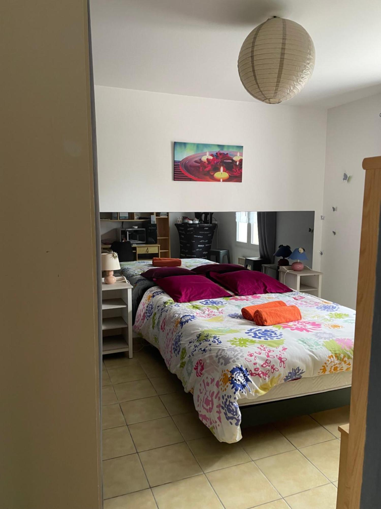 Au Calme Dans Le Marais Avec Piscine Hotel Yves Ngoại thất bức ảnh